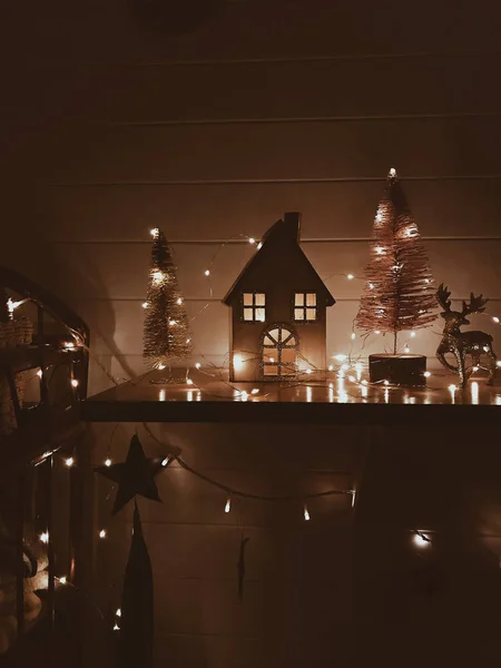 Buon Natale. Ciao. Casa di Natale con luci e alberi in — Foto Stock