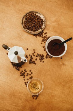 Kızarmış kahve çekirdekleri, öğütülmüş kahve, gayzer üreticisi ve espresso.