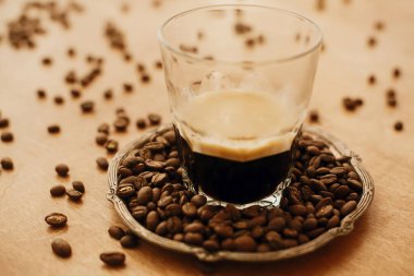 Cam bardakta köpüklü sıcak espresso eski plaka ve aromat.