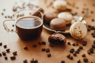 Cam bardakta kahve ve kaliteli kurabiyeler.