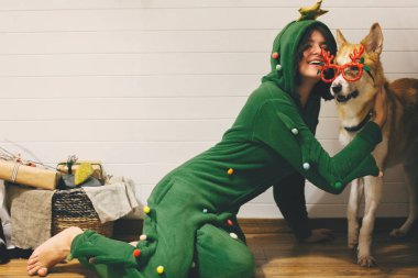 Bayram gözlüklü, pijamalı, köpekli mutlu kız.