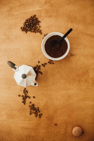Kawa palona ziarna, uziemiona kawa, ekspres do gejzera - płaskie lay o — Zdjęcie stockowe