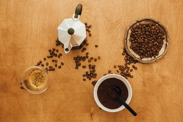 Vlakke lay van het maken van alternatieve koffie. Geroosterde koffiebonen, gro — Stockfoto