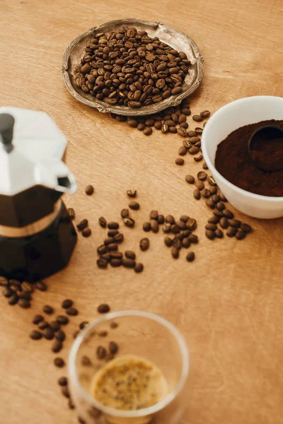 Grains de café torréfiés, café moulu, machine geyser - alternativ — Photo