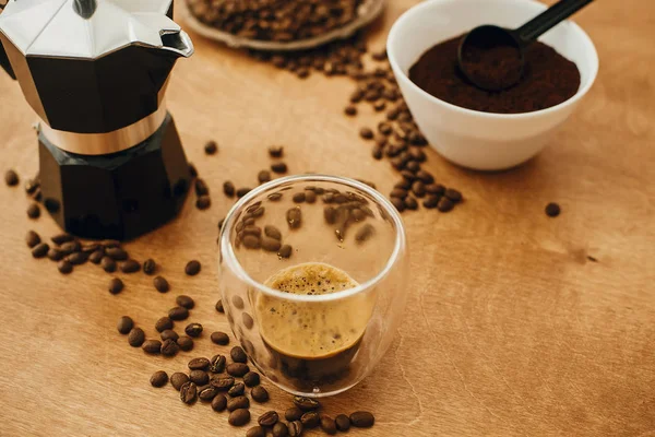 Granos de café tostados, café molido, géiser y espresso — Foto de Stock