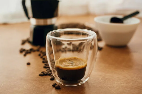 Espresso en taza de vidrio, granos de café tostados, café molido, ge —  Fotos de Stock