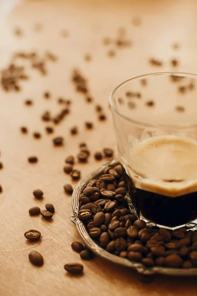 Heißer Espresso mit Schaum in Glasschale auf Vintage-Teller mit Aroma — Stockfoto