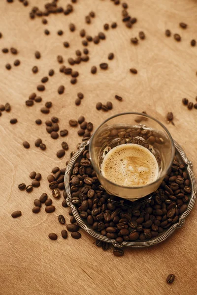 Espresso caliente con espuma en taza de vidrio en placa vintage con aroma —  Fotos de Stock