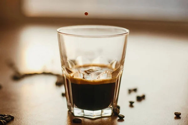 Coffee drops close up in warm light while pouring hot espresso i — Stock Photo, Image