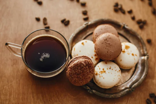 Kaffee in Glasbecher und köstliche Makronenkekse auf Vintagepl — Stockfoto