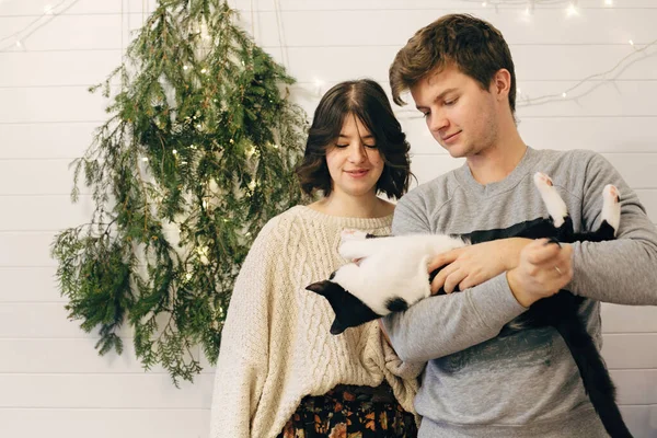 Feliz hipster pareja holding gato y tener divertido en Navidad tre — Foto de Stock