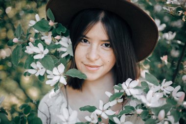 Şapkalı güzel hippi kadının şehvetli portresi...