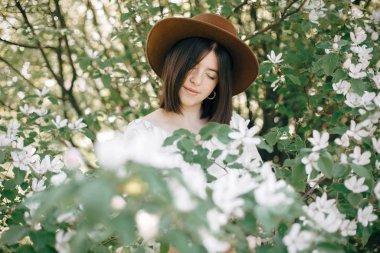 Şapkalı güzel hippi kadının şehvetli portresi...