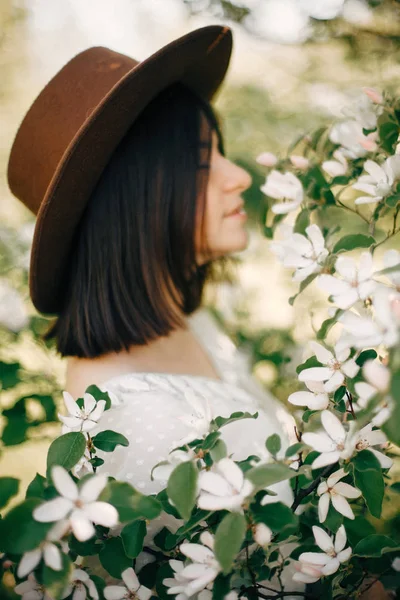 Quince bílé květy na větvi stromu na pozadí rozmazané boh — Stock fotografie