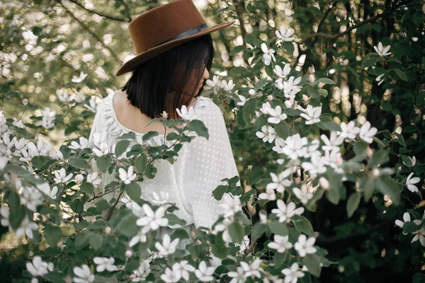 Sensual portrait of beautiful hipster woman in hat standing in w — Stock Photo, Image