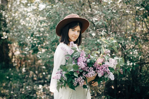 Sensual portrait of beautiful boho woman in hat holding lilac fl — Stock Photo, Image