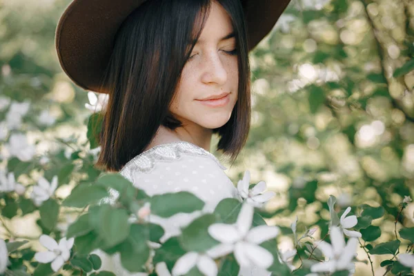 Sensual portrait of beautiful hipster woman in hat standing in w — Stock Photo, Image