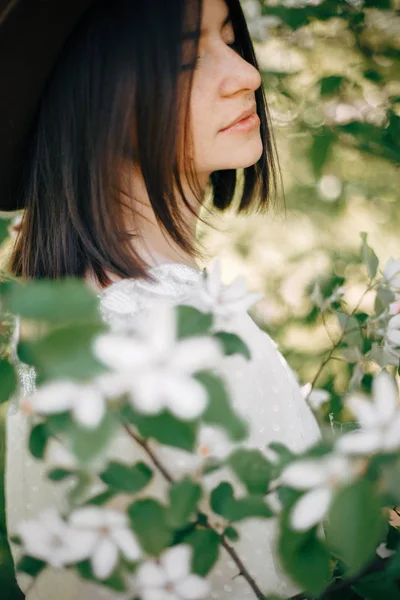 Sensual retrato de hermosa mujer hipster en sombrero de pie en w — Foto de Stock