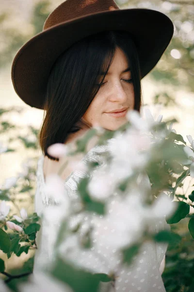 Sensual portrait of beautiful hipster woman in hat standing in w — Stock Photo, Image