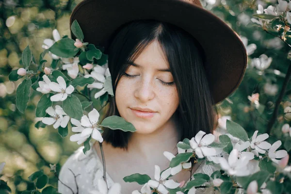 Sensual portrait of beautiful hipster woman in hat  in white spr — Stock Photo, Image