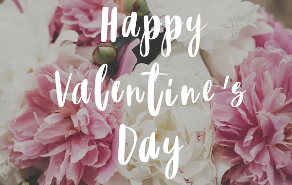 Happy Valentine's Day text on beautiful peony bouquet. Stylish p — 스톡 사진