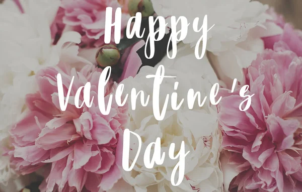 Feliz día de San Valentín texto sobre hermoso ramo de peonía. Elegante p —  Fotos de Stock