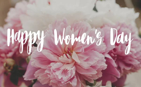 Gelukkige vrouwen dagtekst op mooi pioenroos boeket. Stijlvol roze — Stockfoto