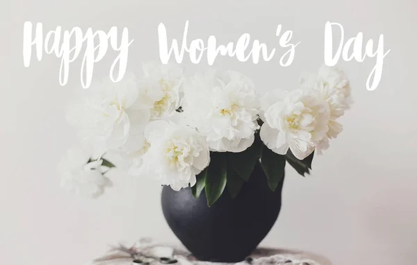 Happy Women's day text handwritten on stylish peony bouquet in b — 스톡 사진