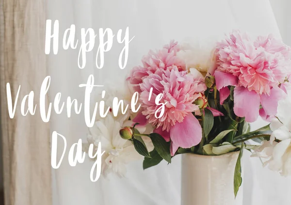 Happy Valentine's day text handwritten on lovely peony bouquet i — 스톡 사진