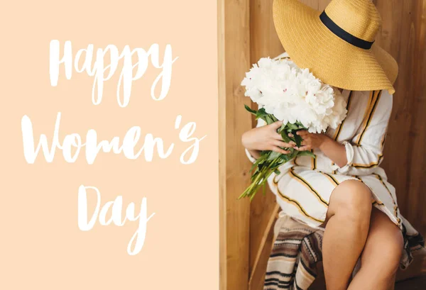 Happy Women 's day κείμενο χειρόγραφο και κομψό boho γυναίκα holdi — Φωτογραφία Αρχείου