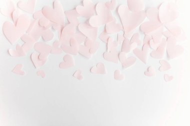 Sevgililer günün kutlu olsun. Şirin pembe pastel kalpler, beyaz baba sınırında.