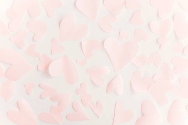 Sevgililer günün kutlu olsun. Beyaz kağıt üzerinde şirin pembe pastel kalpler.