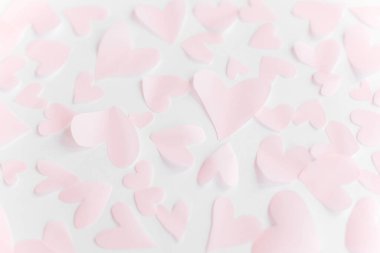 Sevgililer günün kutlu olsun. Beyaz kağıt üzerinde şirin pembe pastel kalpler.