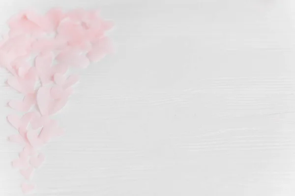 Ευτυχισμένη ημέρα του Αγίου Βαλεντίνου. Χαριτωμένο ροζ παστέλ καρδιές σε λευκό ξύλινο ba — Φωτογραφία Αρχείου