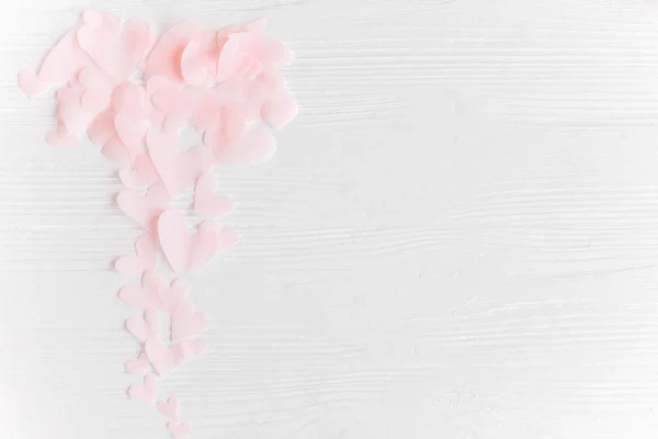 Χαριτωμένο ροζ παστέλ καρδιές σε λευκό ξύλινο φόντο με χώρο fo — Φωτογραφία Αρχείου