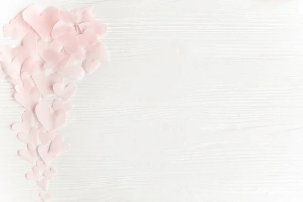 Χαριτωμένο ροζ παστέλ καρδιές σε λευκό ξύλινο φόντο με χώρο fo — Φωτογραφία Αρχείου