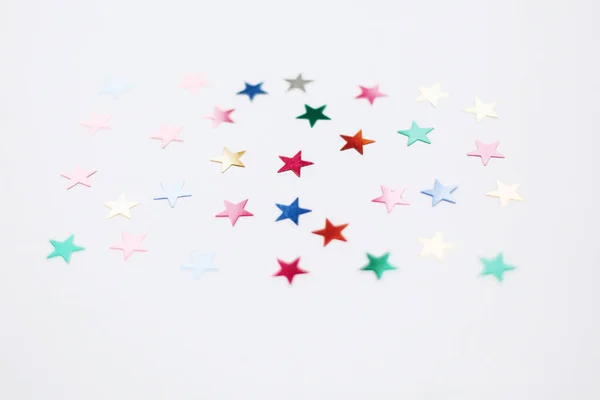 Kolorowe gwiazdy confetti lub brokat na białym tle. Strona ba — Zdjęcie stockowe