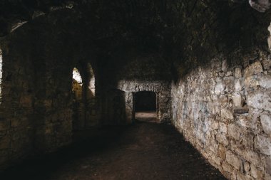 Ukrayna 'daki Chortkiv kalesinin kalıntılarının içinde. Ortaçağ kalesinin karanlık odalarında yıkılmış tuğla duvarlar ve pencere ışığı, Avrupa 'nın tarihi savunma kalesi.