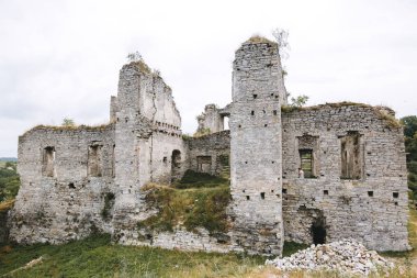 Skala Podilskyi kalesinin eski kalıntıları, Ukrayna. Ortaçağ şatosunun yıkılmış taş duvarları ve yeşil çimenler, Avrupa 'daki tarihi savunma kalesi.