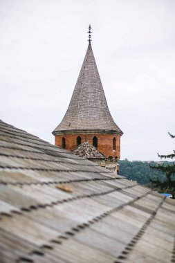 Ukrayna 'daki Kamianet-Podilskyi şatosunun tarihi kulesi ve duvarı. Kanyon yakınlarındaki ortaçağ kalesinin taş duvarları, Avrupa 'daki tarihi savunma kalesi.