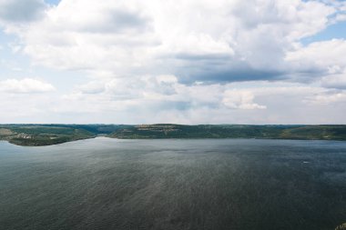 Tepelerin arasındaki büyük göl manzarası çok güzel. Nehir ve uçurum manzarası. Bakota Gölü ve Ukrayna 'daki Dnister Nehri. Ulusal parkı geziyor ve keşfediyor. Yaz tatilinde kamp yapmak.