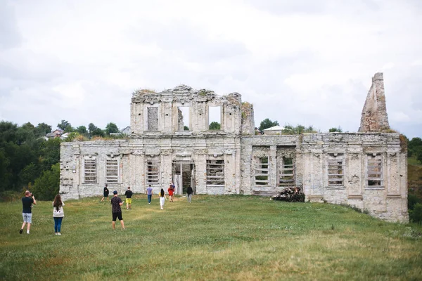 Grupo Turistas Caminando Las Viejas Ruinas Del Castillo Skala Podilskyi —  Fotos de Stock