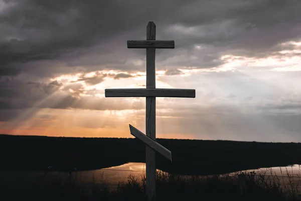 Croix Dans Lumière Coucher Soleil Des Nuages Sombres Vieille Croix — Photo