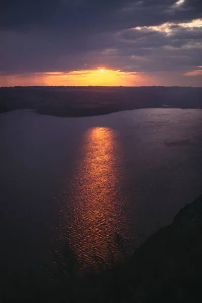 Beautiful View Sunset Warm Light Dark Clouds Lake Sunny Rays — Stock Photo, Image