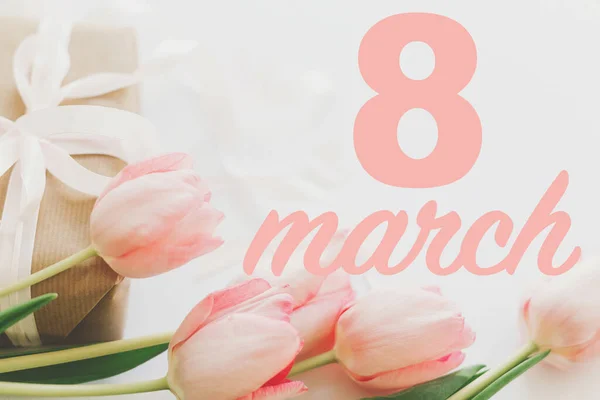 März Glückliche Glückwunschkarte Zum Frauentag März Text Auf Rosa Tulpen — Stockfoto