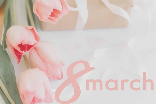 3月8日女性快乐日贺卡 红色郁金香和白色背景彩带礼品盒 典雅的画面 手写文字 — 图库照片