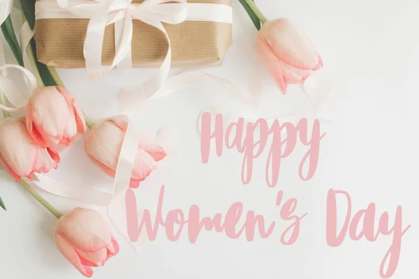 Szczęśliwego Dnia Kobiet Szczęśliwy Dzień Kobiet Tekst Różowe Tulipany Pudełka — Zdjęcie stockowe