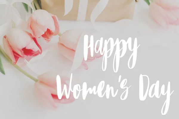 Щасливий Жіночий День Щасливий Жіночий День Текст Рожевих Тюльпанах Подарунковою — стокове фото