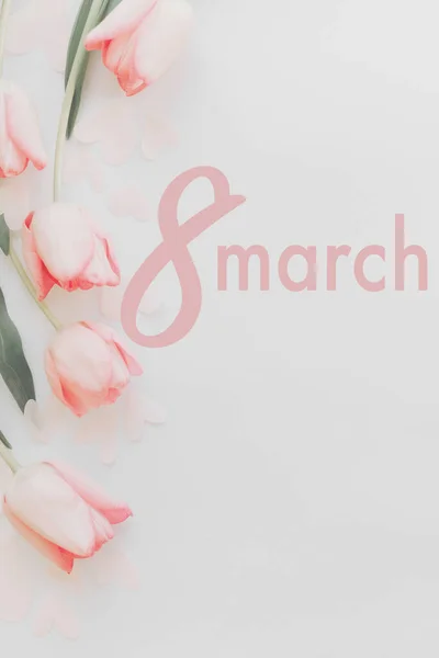 3月8日女性快乐日鲜花贺卡 红色郁金香上的8行头文字 边框平坦 白色背景 手写的字母 国际妇女日 垂直图像 — 图库照片