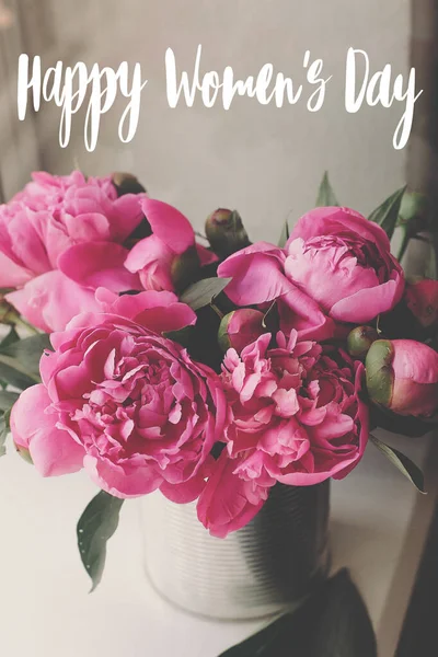 祝你情人节快乐 在乡村风格的粉色牡丹上写着 女性快乐日 鲜花般的问候卡片 美丽的牡丹花 柔嫩的形象 3月8日 — 图库照片